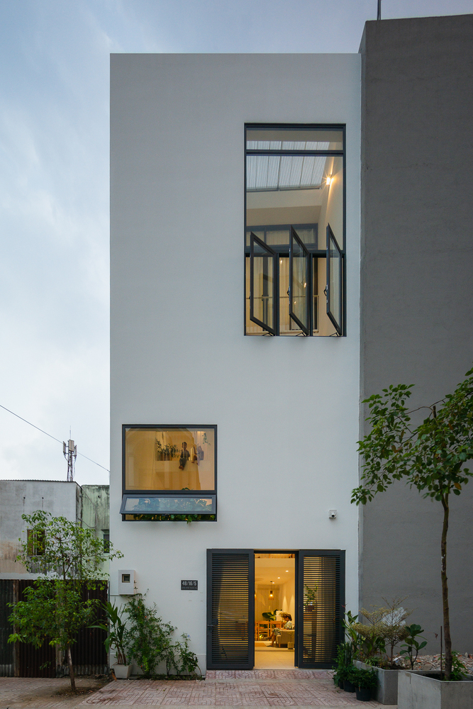 Bi & Sam House được xây dựng trên mảnh đất diện tích vỏn vẹn 50m², nằm trong một con hẻm nhỏ của phường Đông Hưng Thuận, Q.1, TP. Hồ Chí Minh. 