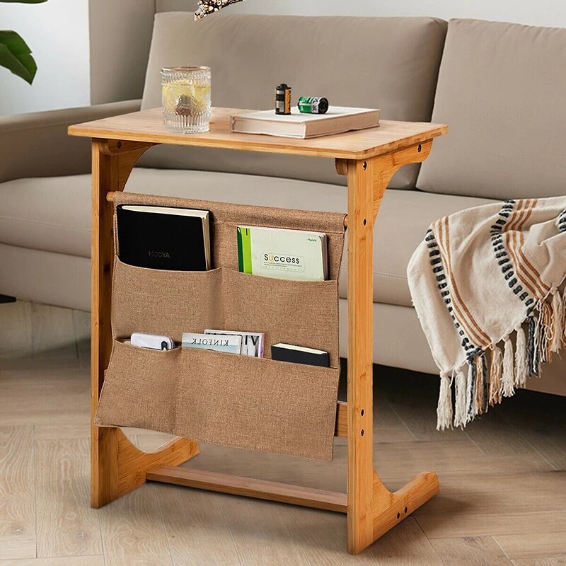 Chiếc bàn phụ với kích thước nhỏ gọn, dễ dàng di chuyển, tích hợp móc treo túi vải đựng sách báo, điện thoại,... một cách gọn gàng.