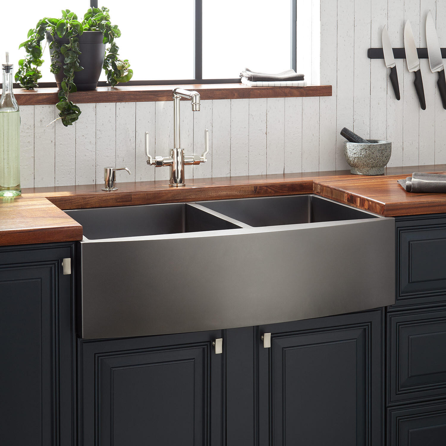 Bồn rửa bát là một trong những thiết bị quan trọng trong phòng bếp, giúp bạn trong khâu sơ chế thực phẩm cũng như vệ sinh dọn rửa.