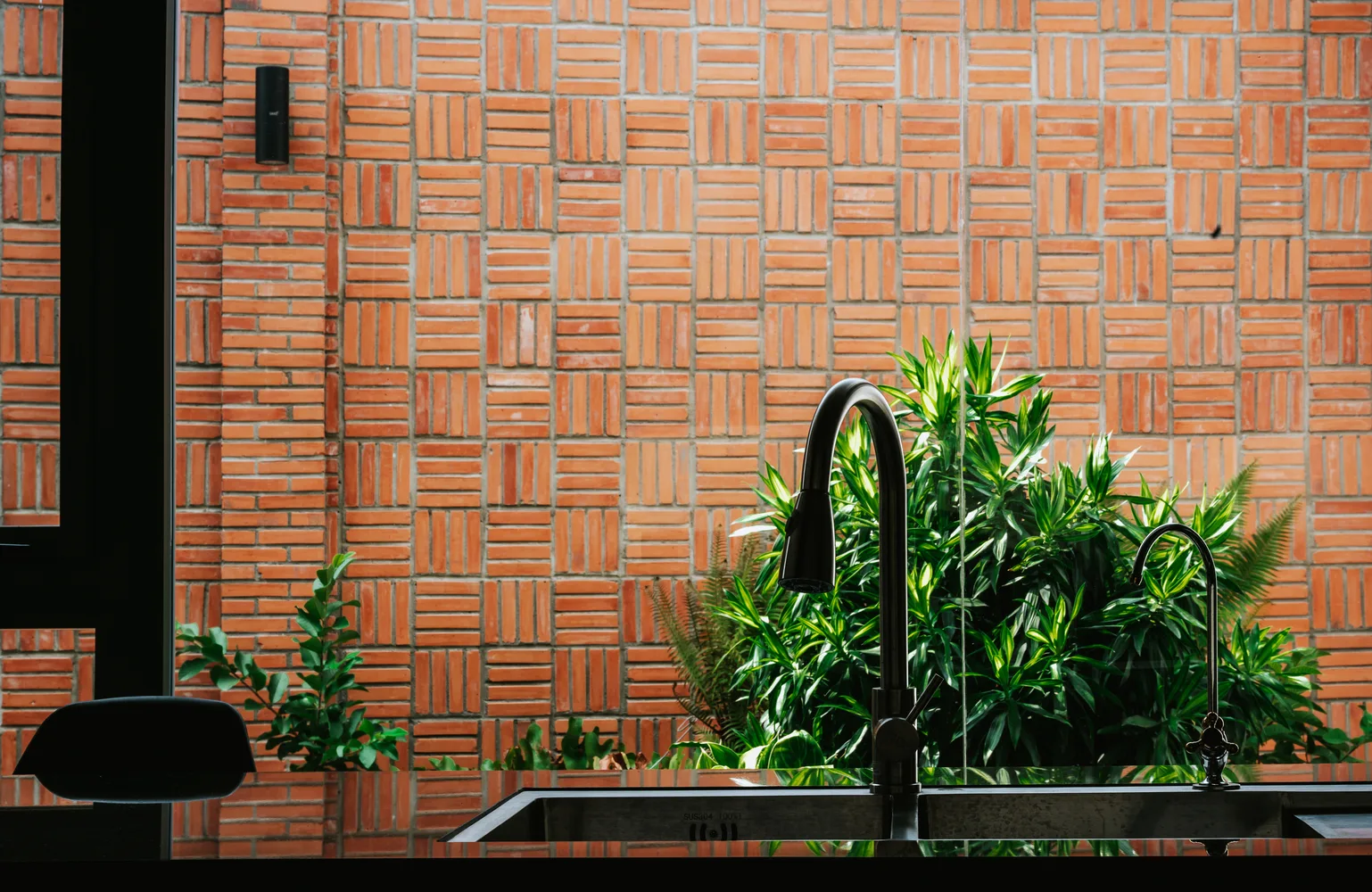 Small House 01, nhà cấp 4 nhưng thiết kế “chất lừ” với tường gạch thô mộc tại Đồng Nai - Ảnh 12