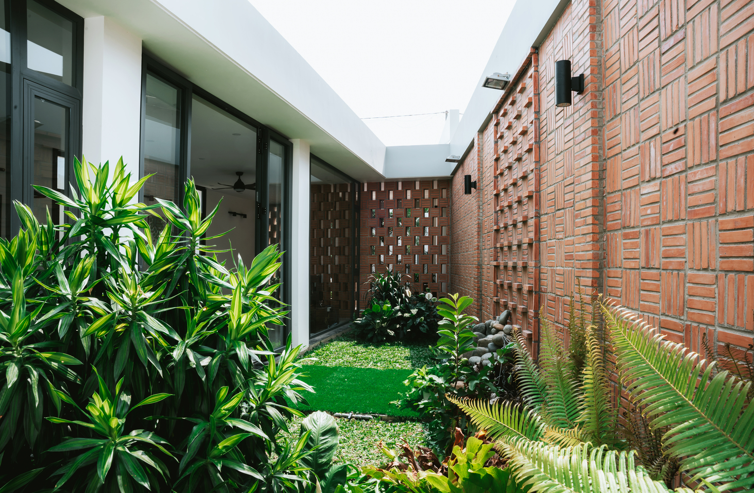 Cây xanh xuất hiện đan xen, xuyên suốt ngôi nhà, mang lại bầu không khí nghỉ dưỡng trong một công trình cấp 4 cho gia chủ.