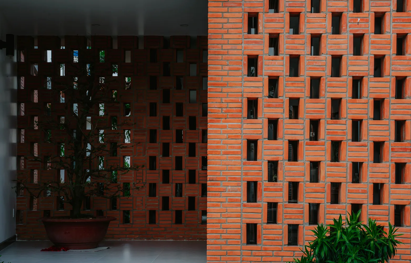 Small House 01, nhà cấp 4 nhưng thiết kế “chất lừ” với tường gạch thô mộc tại Đồng Nai - Ảnh 4