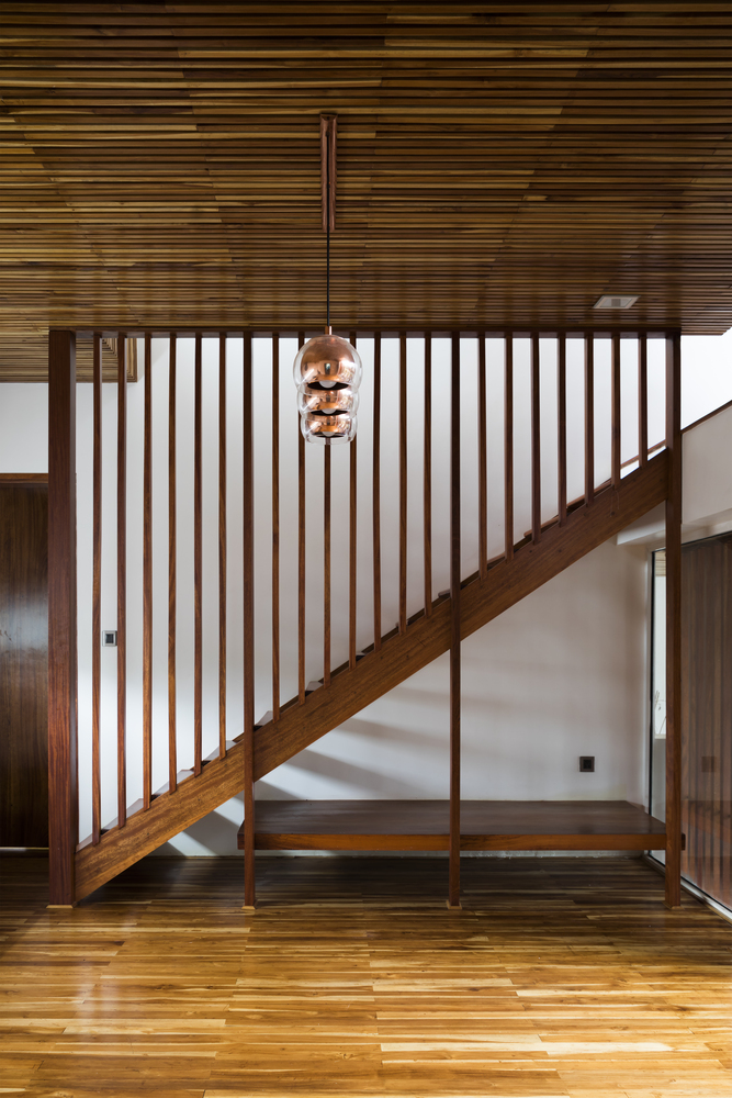 Có thể nói, vật liệu gỗ đóng vai trò quan trọng tạo điểm nhấn thẩm mỹ cho ngôi nhà, từ trần, sàn cho đến cầu thang và nội thất khác,... giúp chúng nổi bật trên phông nền tường trắng.