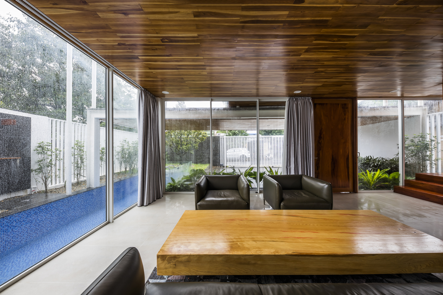 Hệ thống trần nhà ốp gỗ cho cảm giác vừa hiện đại vừa sang trọng, lại rất gần gũi và ấm cúng, thân thiện với người dùng.