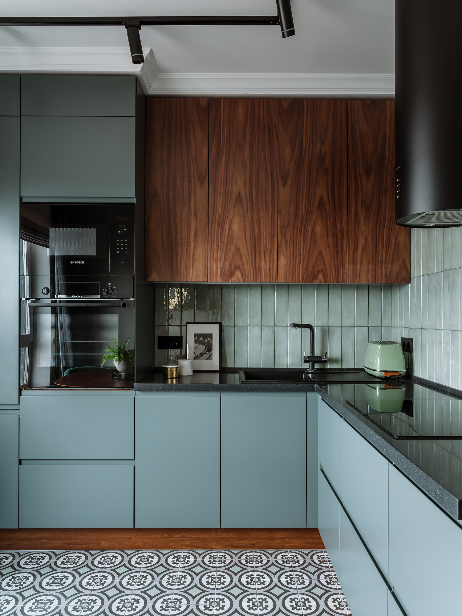 Việc lựa chọn màu gạch ốp backsplash tương đồng với màu sơn tủ bếp là ý tưởng thông minh vì nó có thể kết nối nội thất trong không gian nhỏ, tạo sự hài hòa, ngoài ra màu xanh trong trường hợp này cũng rất mát mắt.