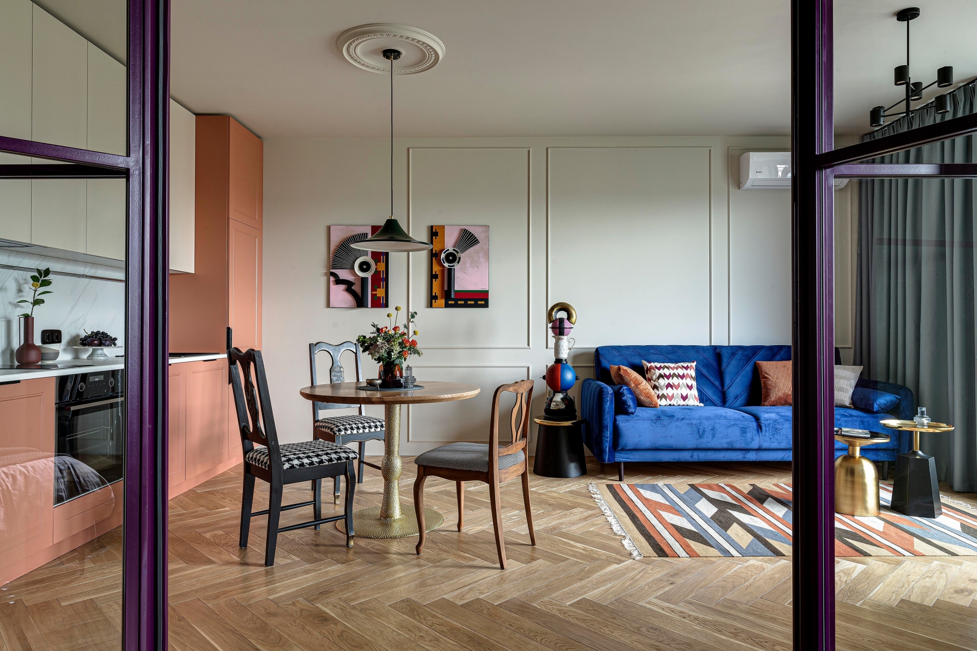 Một trong những cách dễ nhất để kết nối phòng khách và phòng bếp một cách trực quan là sử dụng cùng một loại vật liệu lát sàn. 
