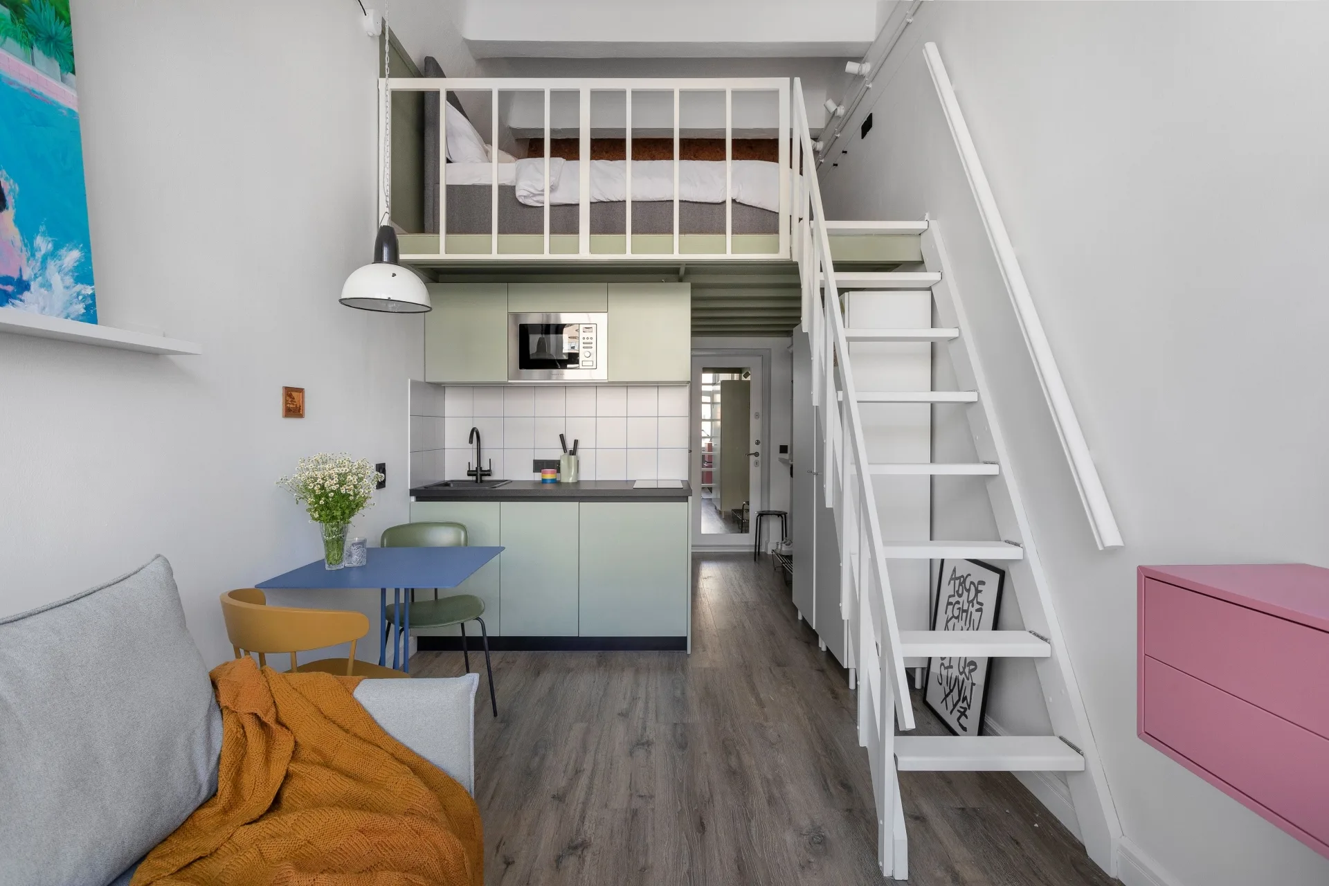 Căn hộ vỏn vẹn 19m² nhưng xinh xắn và tiện nghi với phòng ngủ trên gác lửng - Ảnh 1