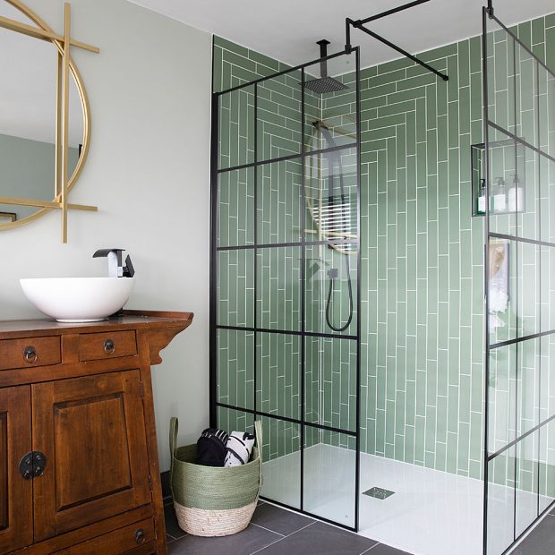 Ý tưởng thiết kế buồng tắm đứng với bức tường ốp gạch thẻ màu xanh lấy cảm hứng từ chiếc vòng ngọc của nữ chủ nhân.