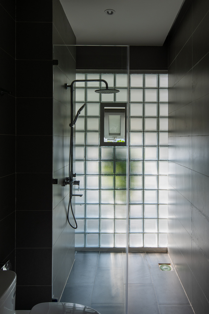 Phòng tắm được lắp đặt tường gạch kính mờ vừa có khả năng đón sáng vừa tạo sự riêng tư cho gia chủ khi sử dụng.