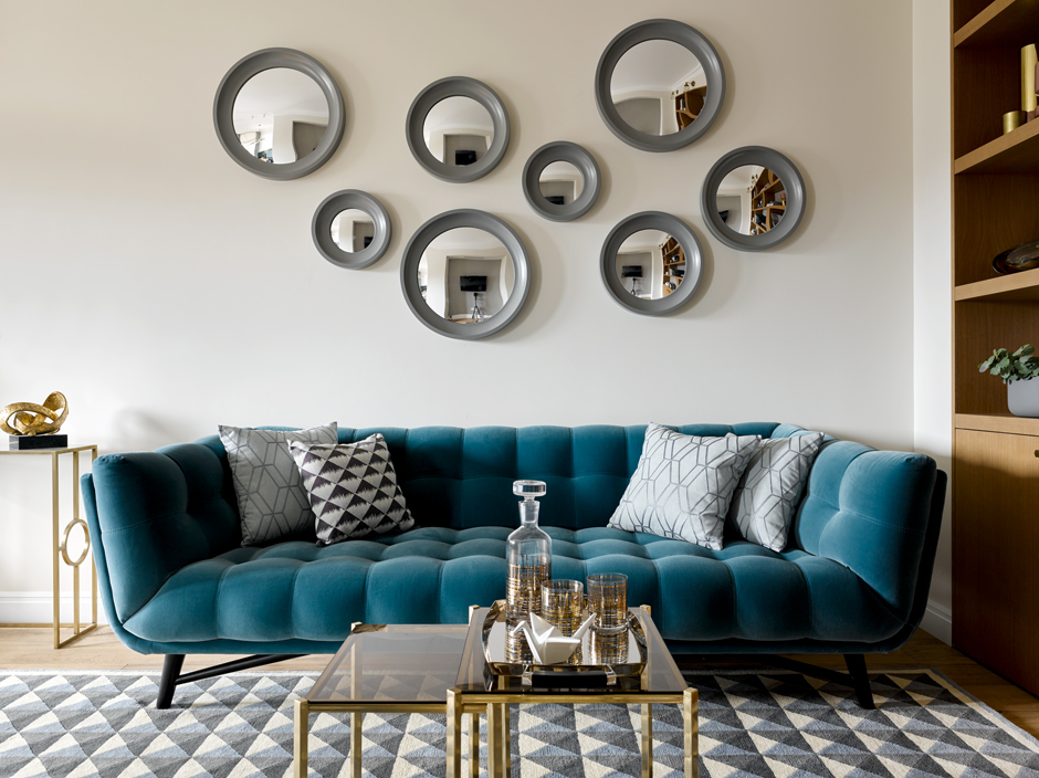 Gương có tác dụng phản chiếu không gian, ánh sáng, giúp phòng khách rộng rãi hơn so với diện tích thật. Một tổ hợp gương tròn với đường kính lớn bé khác nhau sẽ nhanh chóng che lấp khoảng trống và tạo sự lôi cuốn cho phòng khách nhỏ.
