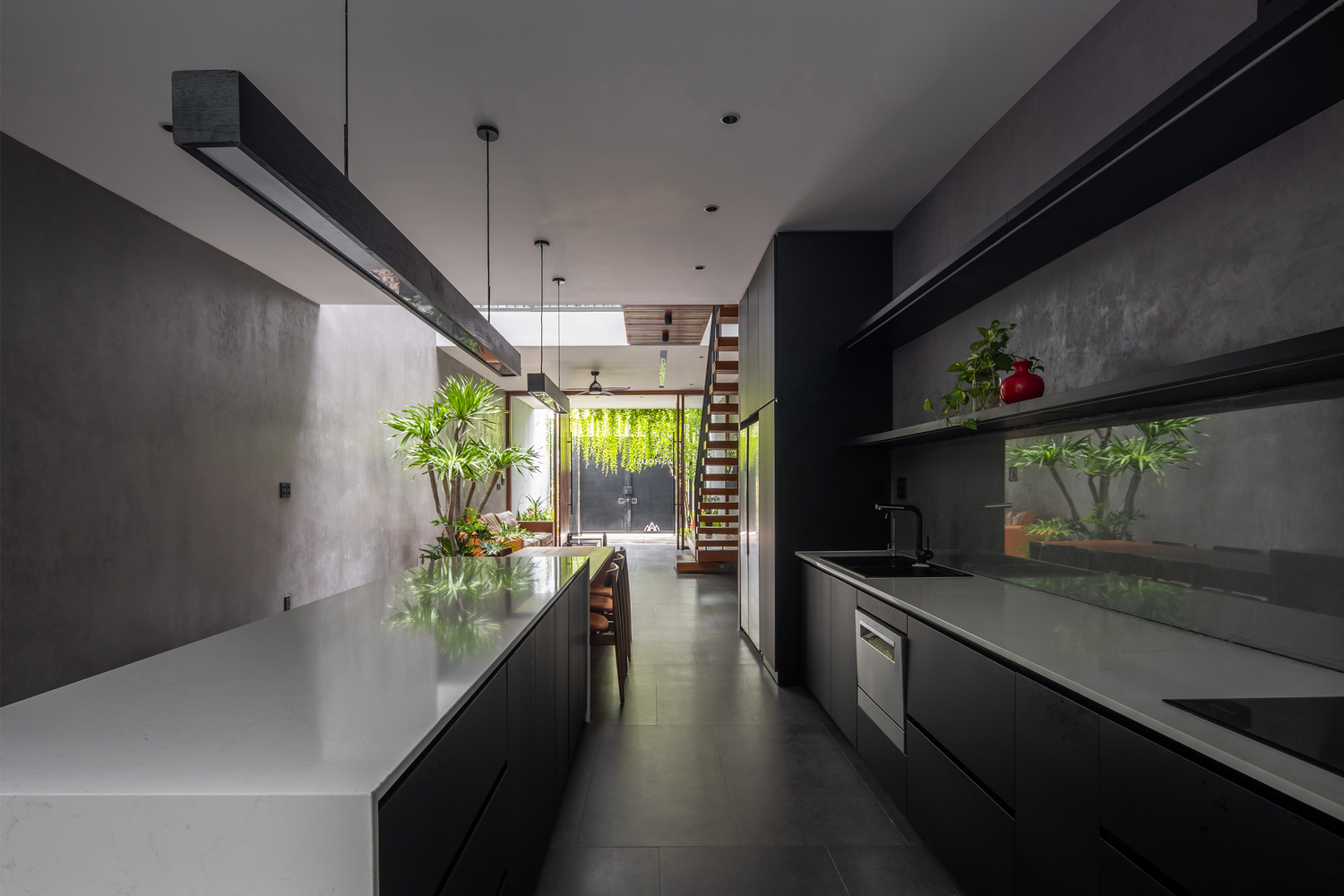 Phòng bếp liên thông với phòng khách cũng được thiết kế theo tiêu chí tối giản, tạo nên một lối đi thông suốt kết kết 2 khu vực chức năng riêng biệt với nhau.