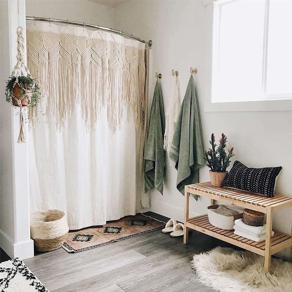 Để phòng tắm “mềm mại” và bớt đi phần lạnh lẽo, bạn có thể bổ sung một tấm thảm, chiếc giỏ đan thủ công đựng áo quần, khăn tắm,... 