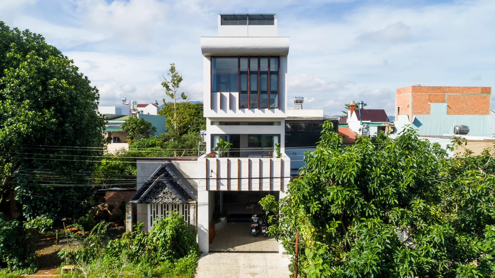 Ngôi nhà trên cao nguyên Bảo Lộc với hệ thống lam thép ấn tượng, tạo “nhịp điệu ánh sáng” cho không - Ảnh 1