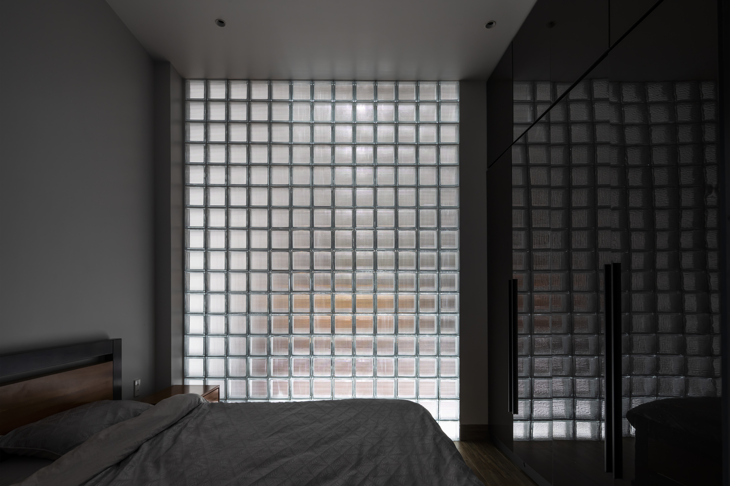 Một phòng ngủ khác lại thiết kế bức tường bằng cách sử dụng gạch kính, lựa chọn này vừa giúp đón sáng vừa đảm bảo tính riêng tư cho gia chủ.