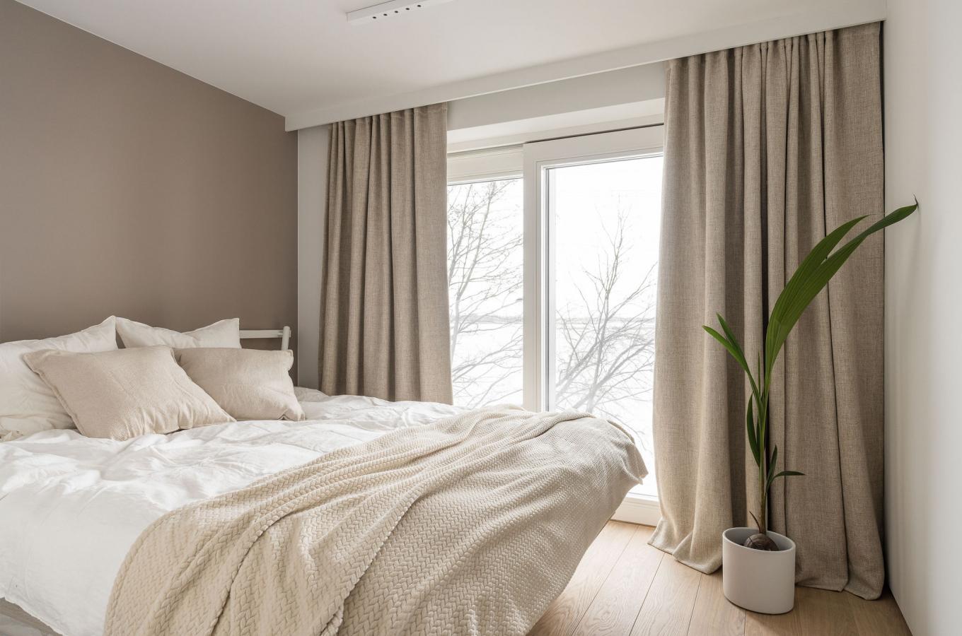 Cuối cùng, những ai yêu phong cách tối giản hiện đại sẽ có thiện cảm với phòng ngủ nhẹ nhàng, cửa sổ nhìn ra khung cảnh lãng mạn này. Chút sắc xanh của cây cảnh cũng giúp thổi thêm sức sống cho gam màu be.