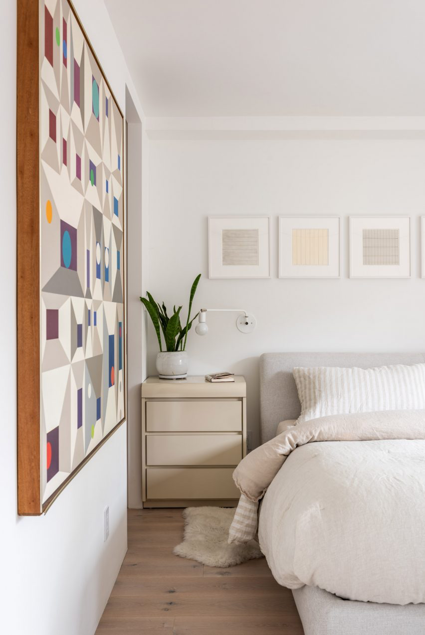 Nếu e ngại căn phòng chỉ sử dụng màu be và trắng sẽ nhạt nhòa đơn điệu thì bạn có thể bổ sung một bức tranh với các họa tiết sắc màu đa dạng để làm điểm nhấn.