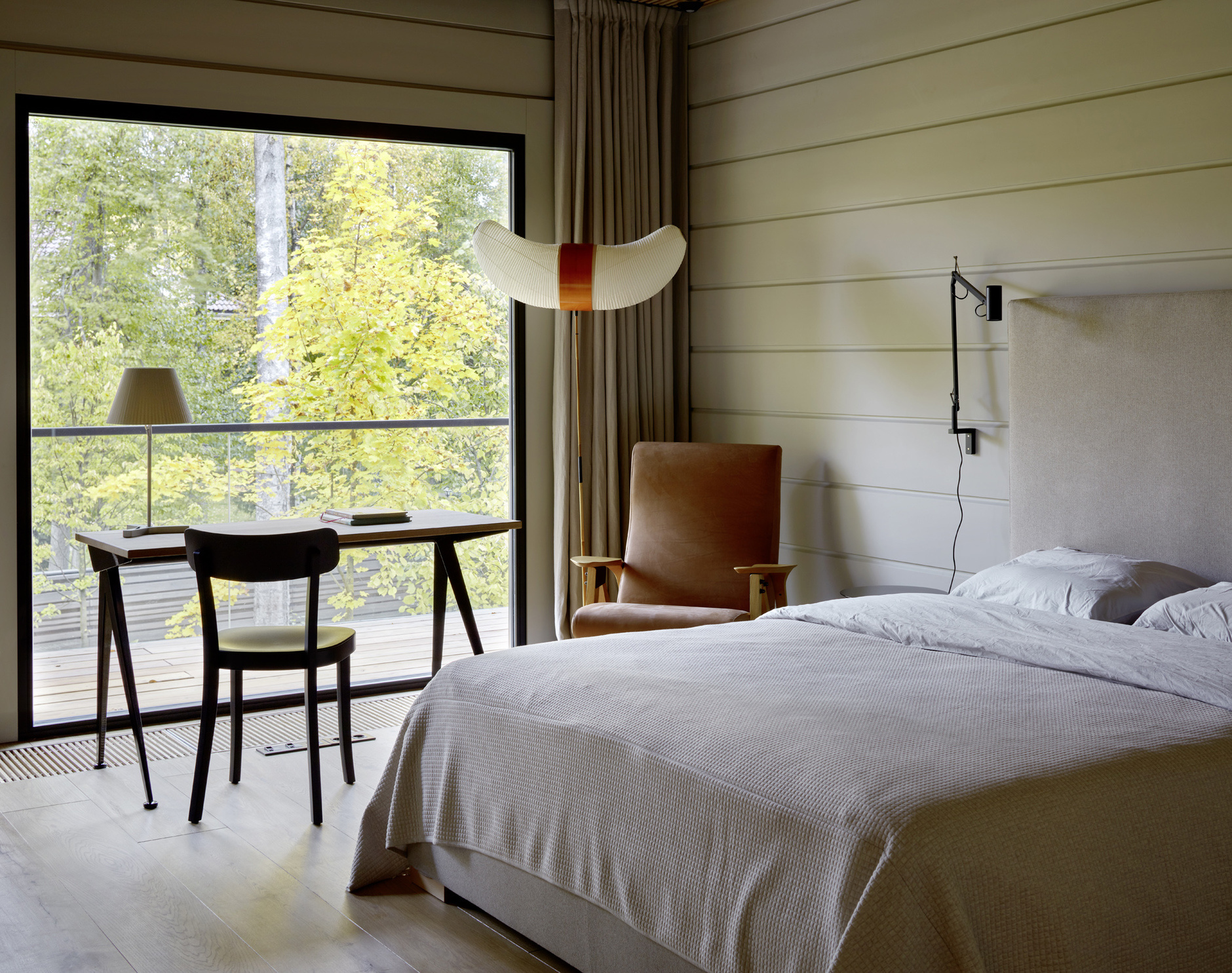 Phòng ngủ bổ sung góc làm việc bên cạnh ô cửa sổ đầy nắng ấm, nhìn ra những tán cây xanh mướt. Trong trường hợp này, màu be là lựa chọn hoàn hảo để tạo cảm hứng cho cả hai không gian.