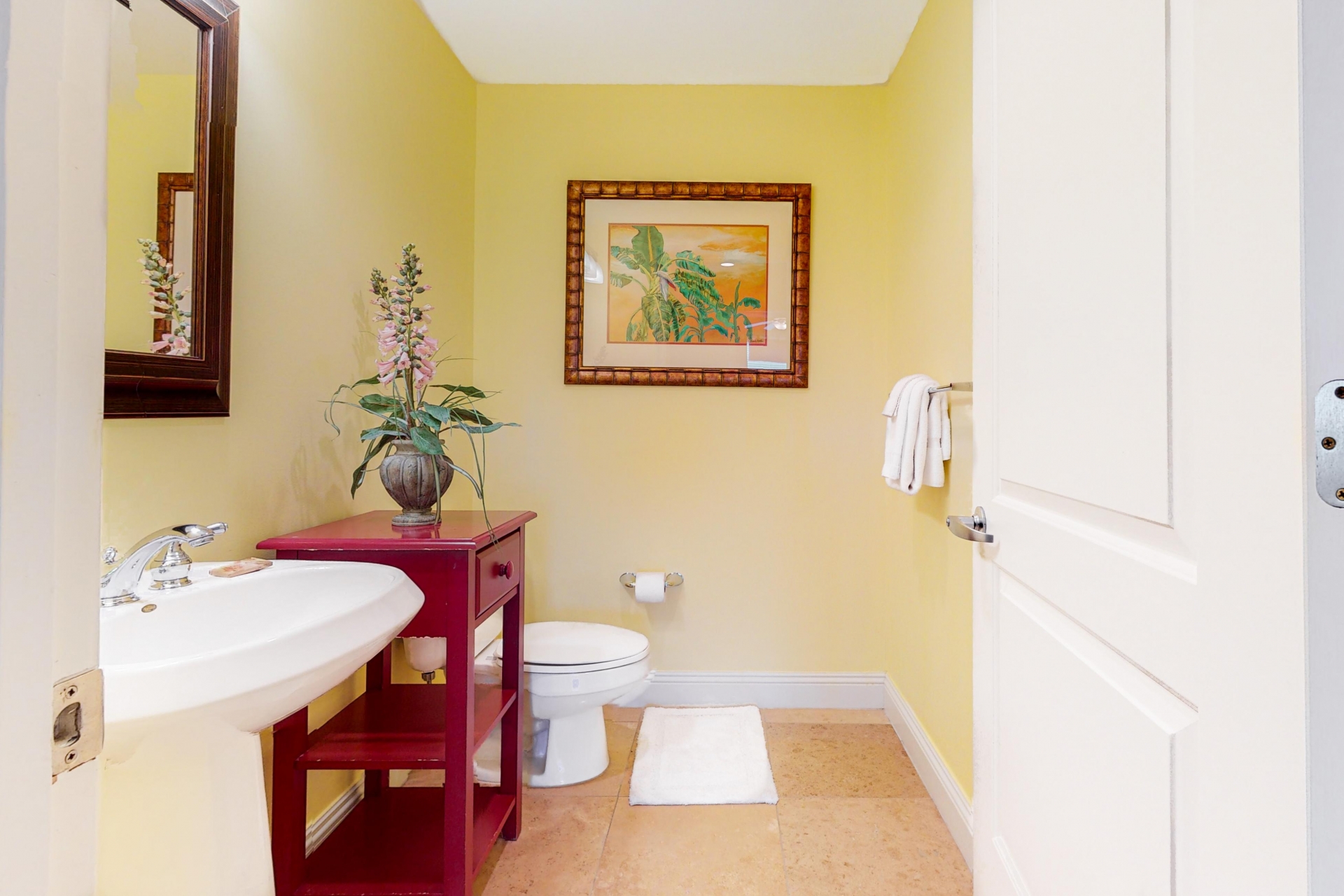 Không gian phòng tắm ẩm ướt thường mang lại cảm giác lạnh lẽo cho người sử dụng. Vì vậy khi bạn sơn mới bức tường bằng tone vàng nhạt, thêm chiếc tủ lưu trữ sắc đỏ mận thì phần ấm áp đã tăng hơn nhiều rồi!