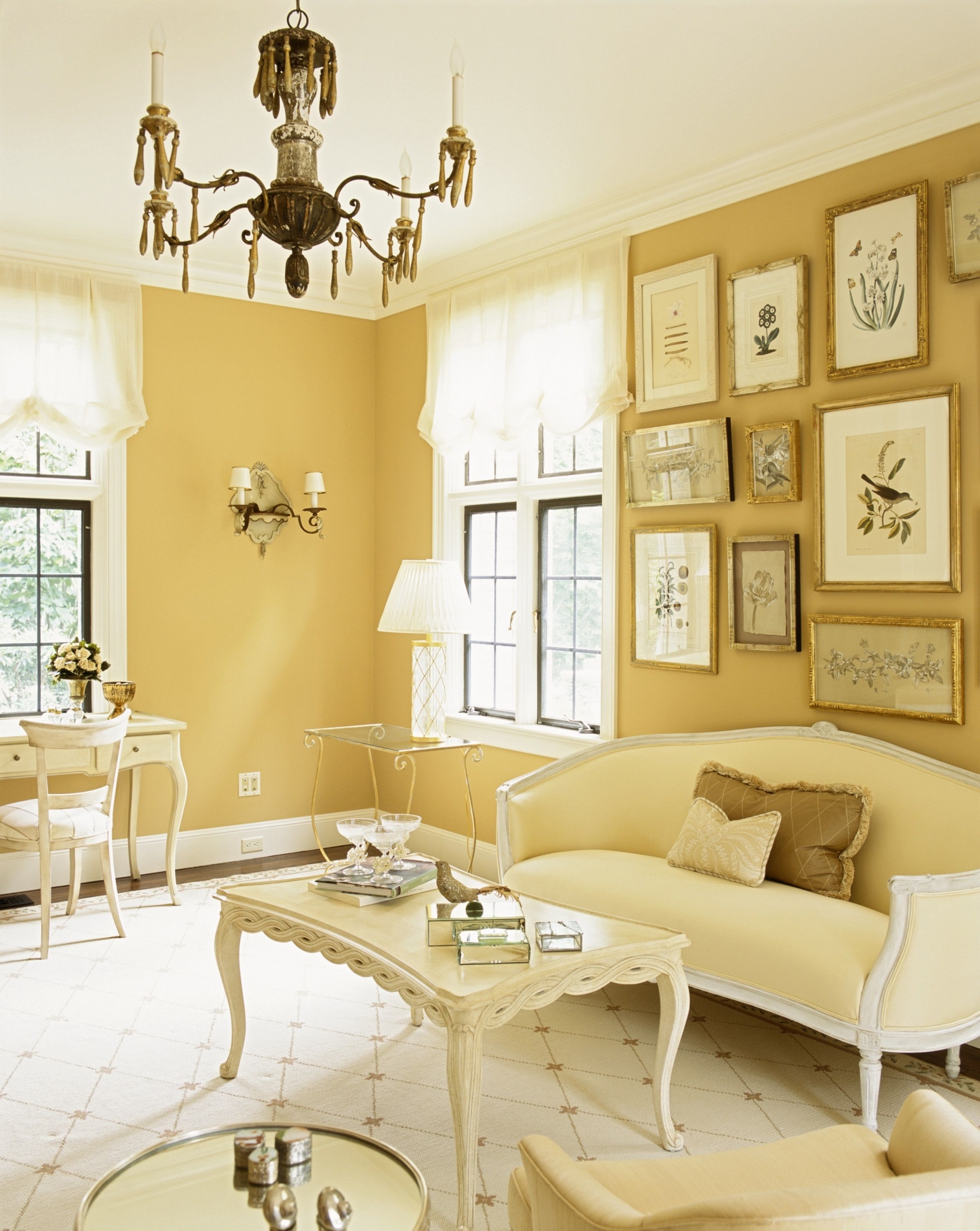 Có đến 2 tone màu vàng đậm - nhạt kết hợp trong phòng khách xinh đẹp này. Nội thất thiết kế phong cách cổ điển, tuy không có quá nhiều màu sắc nhưng vẫn tạo được các lớp lang màu sắc trang nhã.