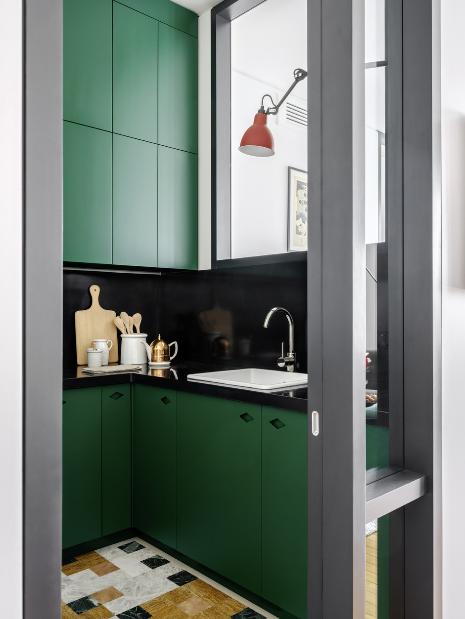Mặc dù diện tích sàn nhỏ nhưng phòng bếp này vẫn được thiết kế riêng biệt, tuy nhiên NTK đã sử dụng cửa trượt ở lối ra vào và cửa sổ kính trong suốt kết nối với phòng khách cho không gian thông thoáng.