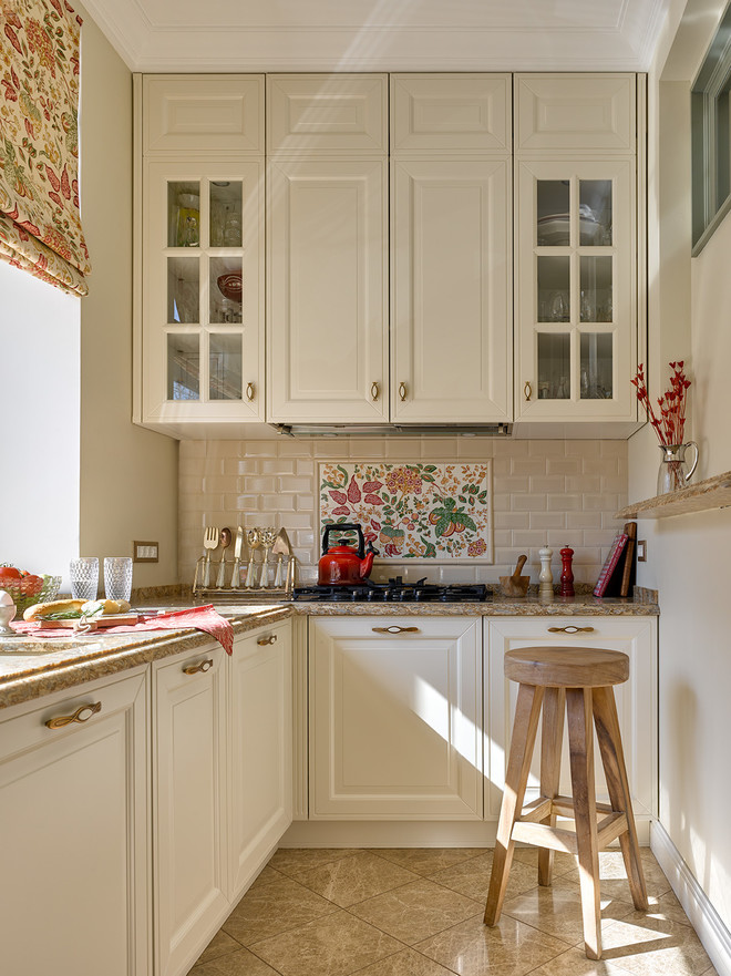Đối với căn hộ nói chung và phòng bếp nhỏ nói riêng thì việc tối ưu hóa chiều cao trần sẽ giúp bạn lưu trữ tốt hơn. Và hệ tủ bếp này đã giải quyết tốt bài toán đó.