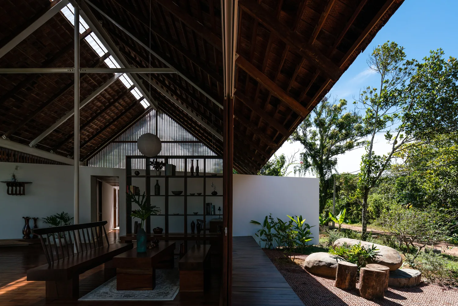 YT House, ngôi nhà mộc mạc với kiến trúc mái độc đáo giữa vùng Tây Bắc Đắk Lắk - Ảnh 11