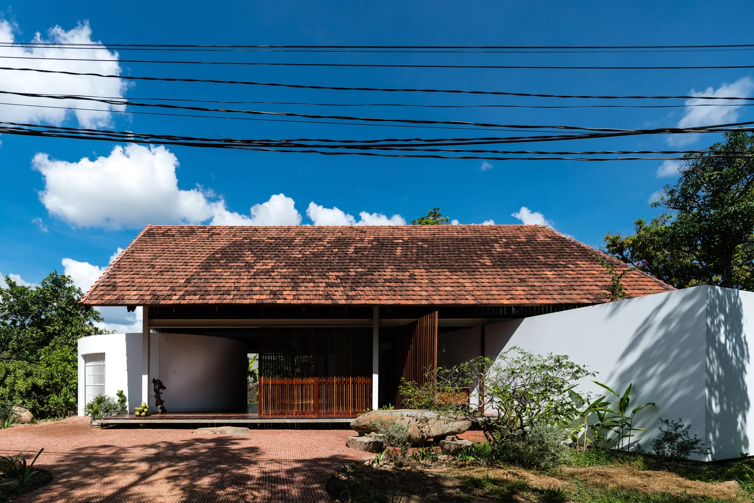 YT House, ngôi nhà mộc mạc với kiến trúc mái độc đáo giữa vùng Tây Bắc Đắk Lắk - Ảnh 3