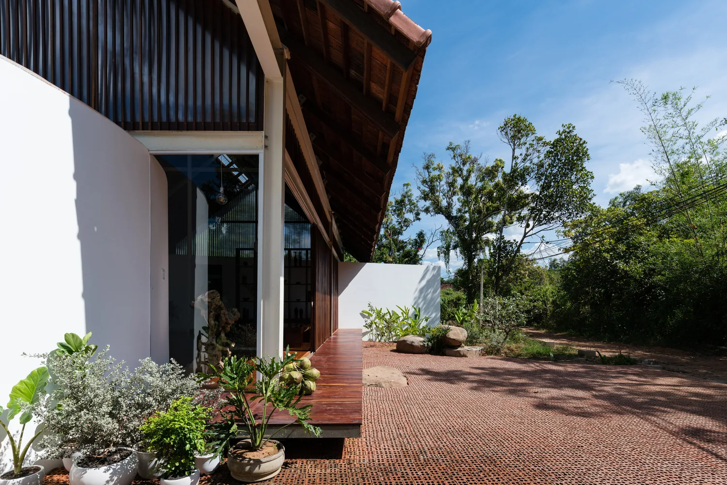 YT House, ngôi nhà mộc mạc với kiến trúc mái độc đáo giữa vùng Tây Bắc Đắk Lắk - Ảnh 8