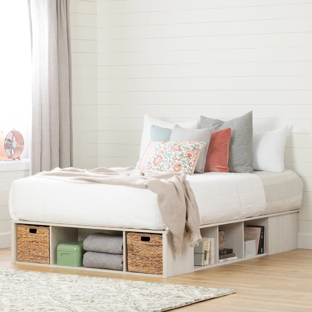 Hiện nay, thiết kế nội thất ngày càng lưu tâm đến yếu tố đa chức năng để có thể tối ưu hóa không gian nhỏ. Và chiếc giường với các hộc lưu trữ tiện lợi như thế này sẽ giúp bạn sắp xếp chăn mền, đồ dùng và cả những cuốn sách mình yêu thích nữa đấy!