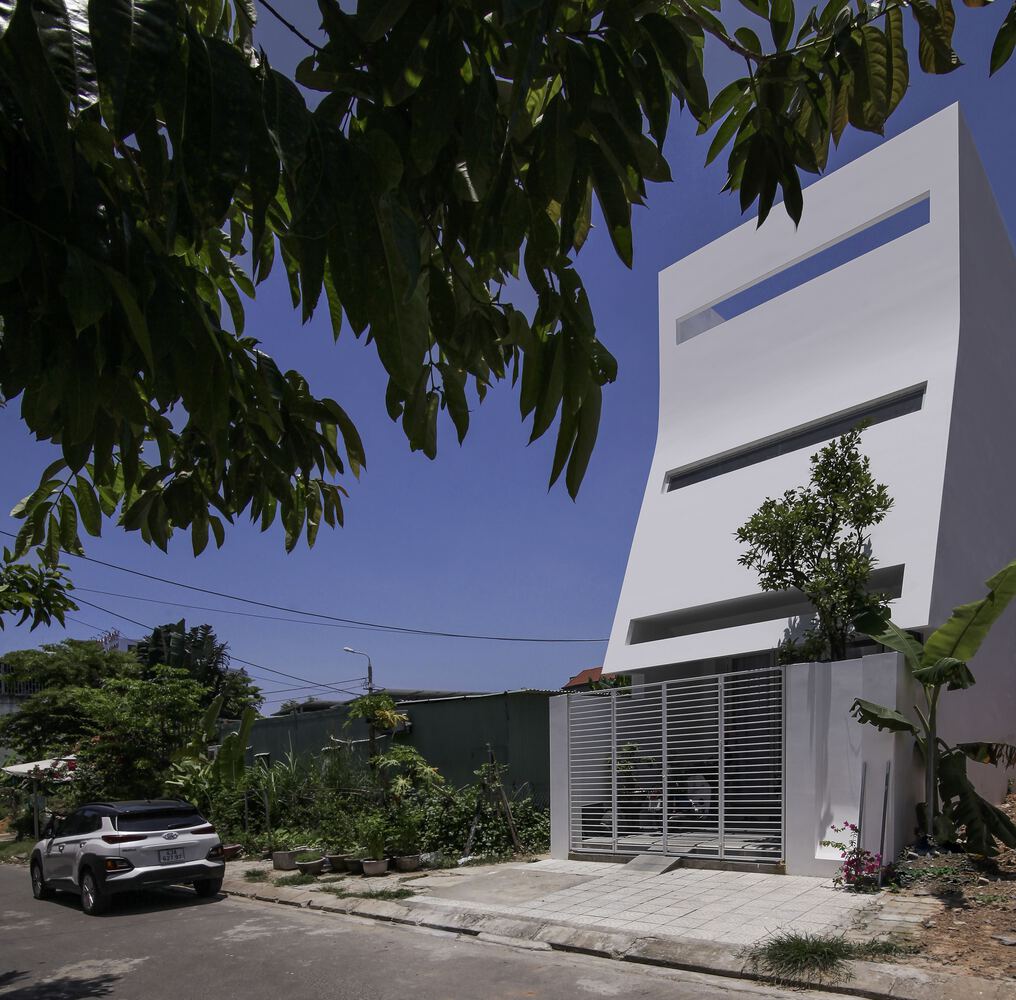 Flow House là công trình nhà ở có mặt tiền hướng Tây tại TP. Đà Nẵng, do đội ngũ NAW Studio do KTS trưởng Đinh Bình Nguyên chủ nhiệm thiết kế.
