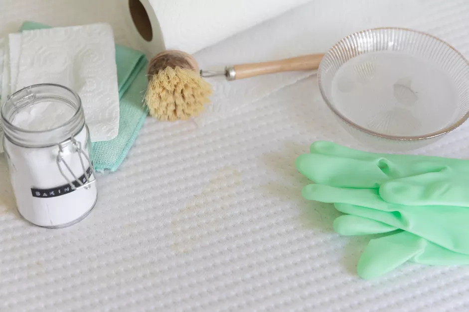 Những gì bạn cần chuẩn bị để loại bỏ mùi hôi từ nước tiểu bám trên nệm giường. 