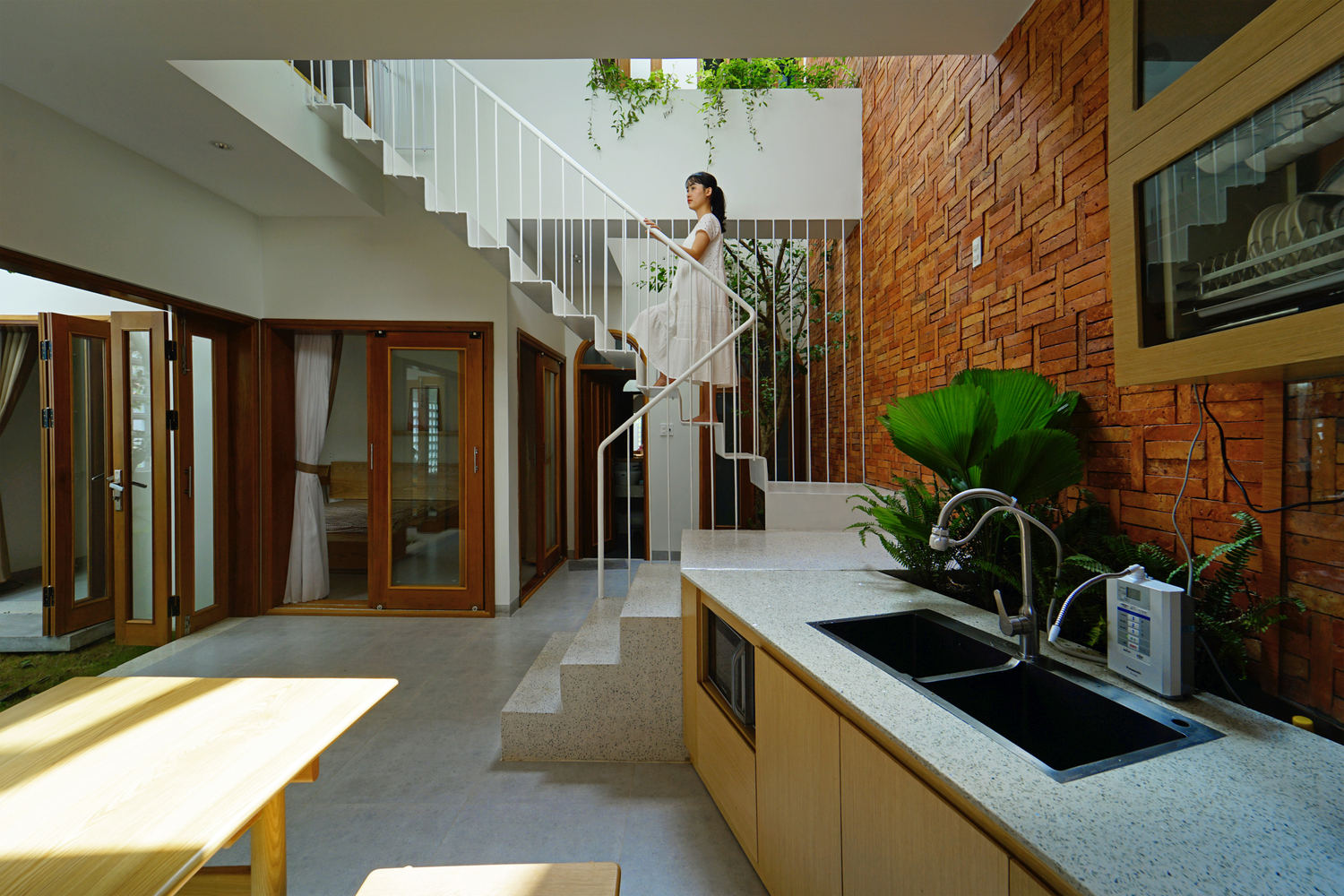 Cầu thang chuyển tiếp với gam màu trắng cùng thiết kế tạo cảm giác như đang 'lơ lửng' giữa không gian.