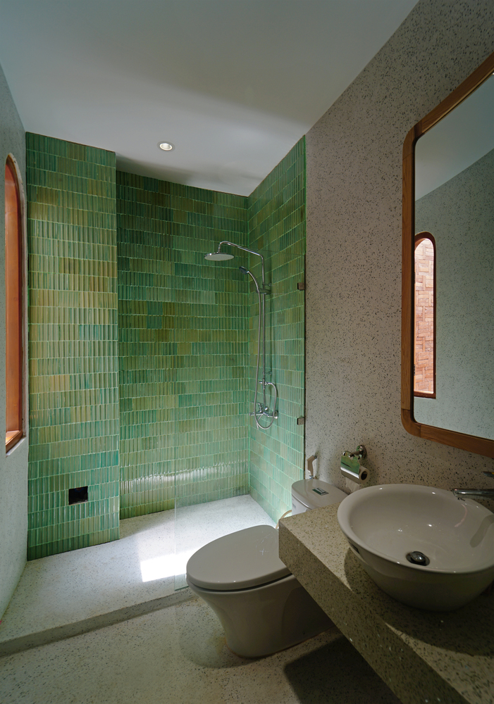Phòng tắm và nhà vệ sinh được bố trí ở mỗi tầng riêng biệt, với gạch ốp tường màu xanh ngọc lam hoặc xanh lá cây trông vô cùng tươi mát.
