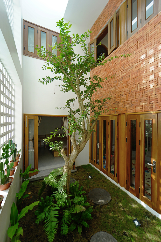 Ngôi nhà được 'thiết kế hoàn chỉnh', mang nghĩa tiếp cận với ánh sáng, gió tự nhiên, cân bằng các mối quan hệ, 'bình đẳng' bên trong và bên ngoài ngôi nhà. 