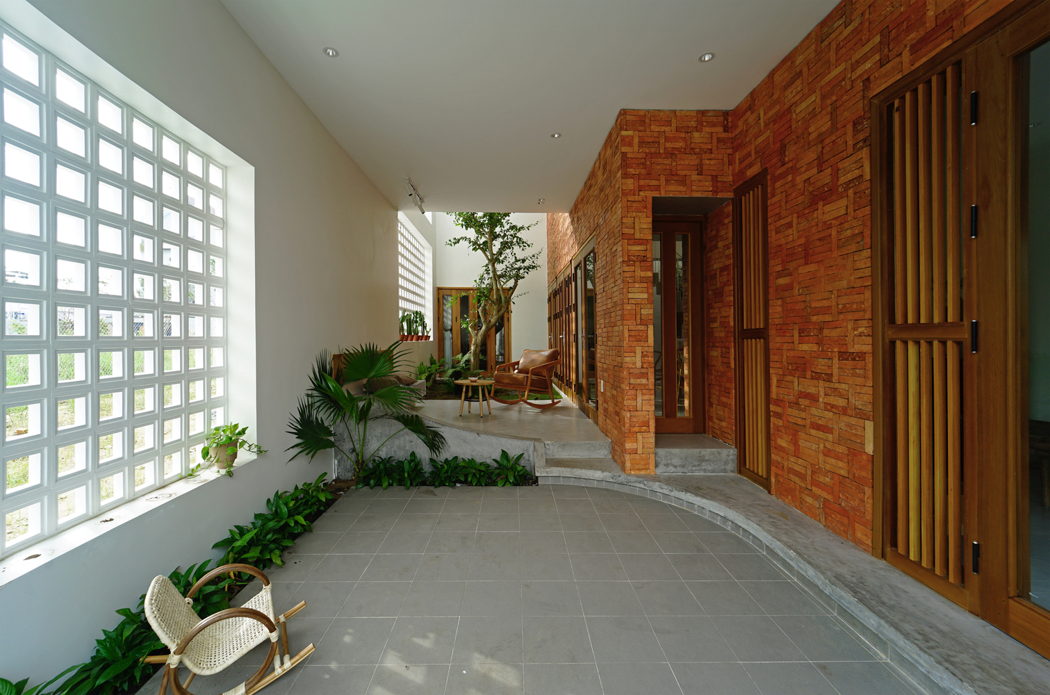 A-House, ngôi nhà phố Quảng Ngãi dùng chính gạch mộc để tạo điểm nhấn cá nhân ấn tượng - Ảnh 9