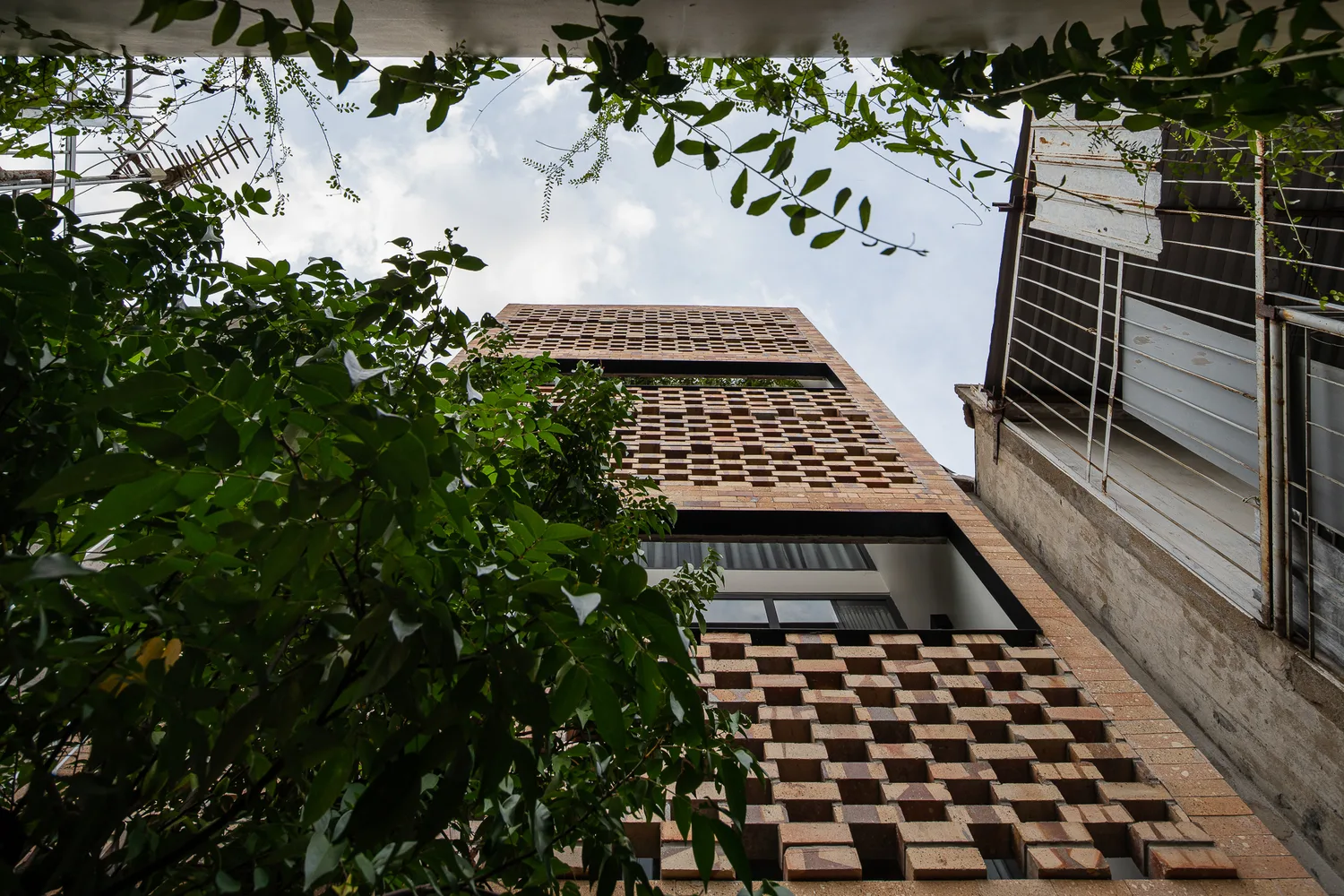 P House, nhà trong hẻm nhỏ Sài Gòn gây ấn tượng với vật liệu gạch đất nung xen kẽ cây xanh sinh động - Ảnh 13