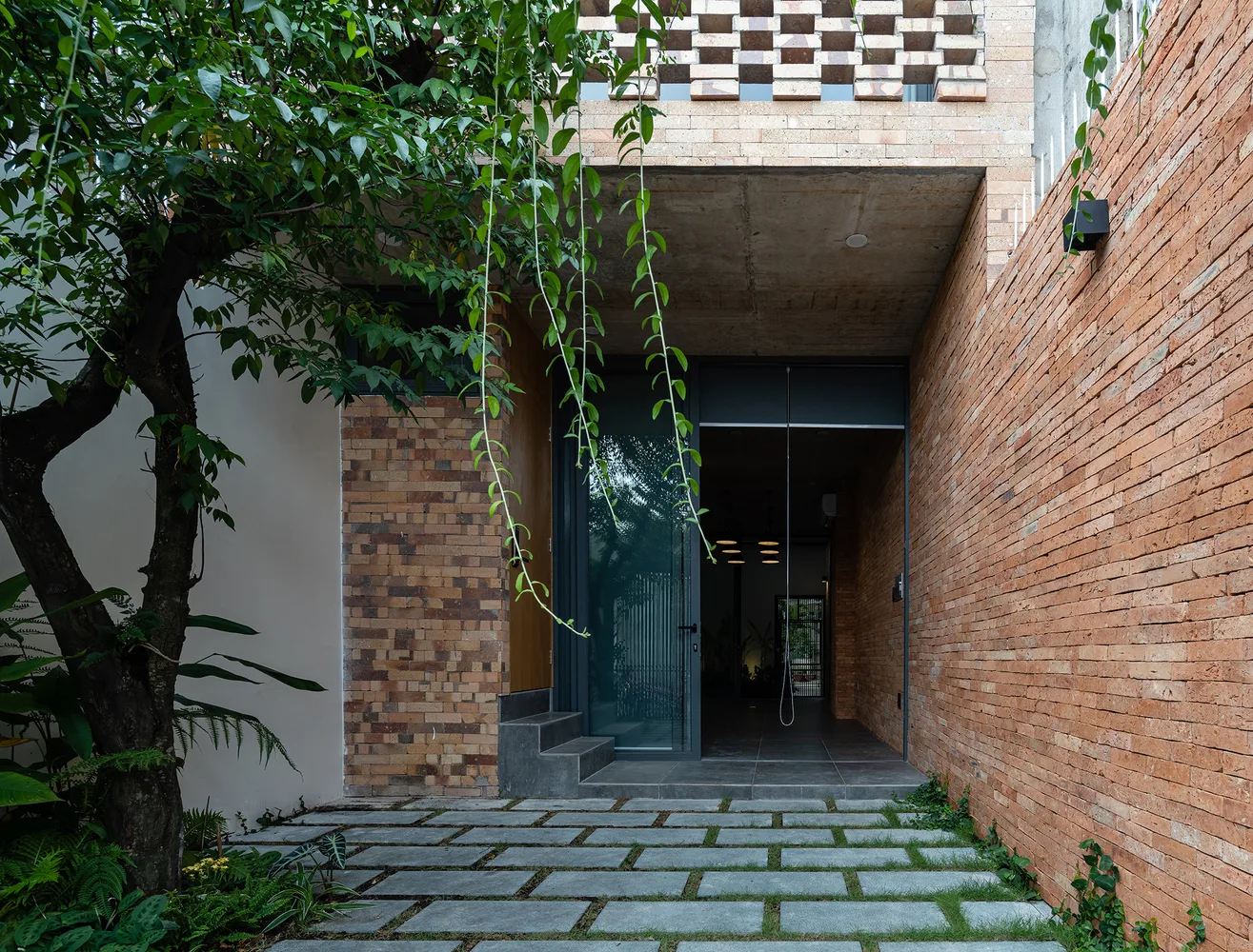 P House, nhà trong hẻm nhỏ Sài Gòn gây ấn tượng với vật liệu gạch đất nung xen kẽ cây xanh sinh động - Ảnh 4