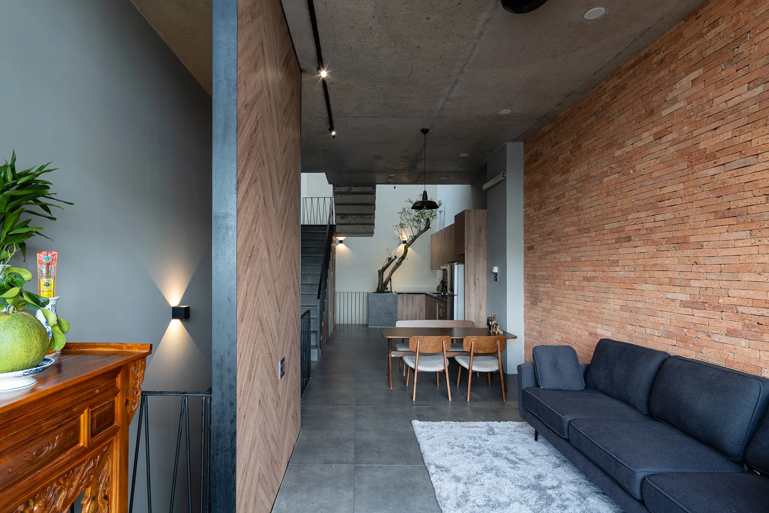 P House, nhà trong hẻm nhỏ Sài Gòn gây ấn tượng với vật liệu gạch đất nung xen kẽ cây xanh sinh động - Ảnh 6