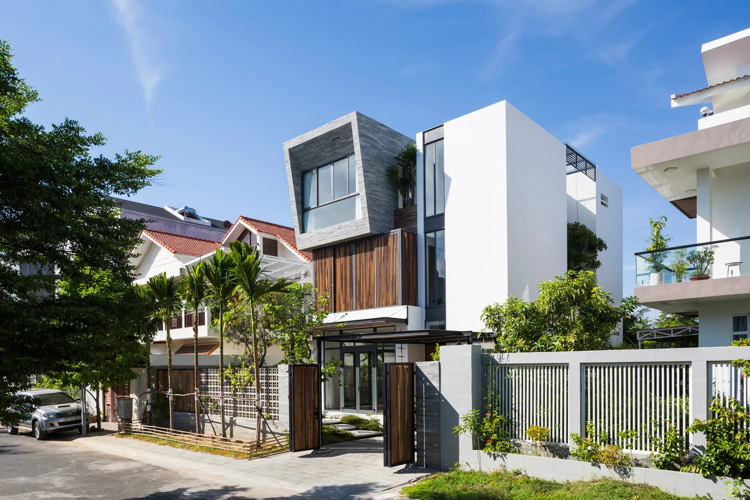 Nha Trang House, ngôi nhà toát lên vẻ đẹp nhẹ nhàng thư thái giữa thành phố biển đầy nắng gió - Ảnh 1