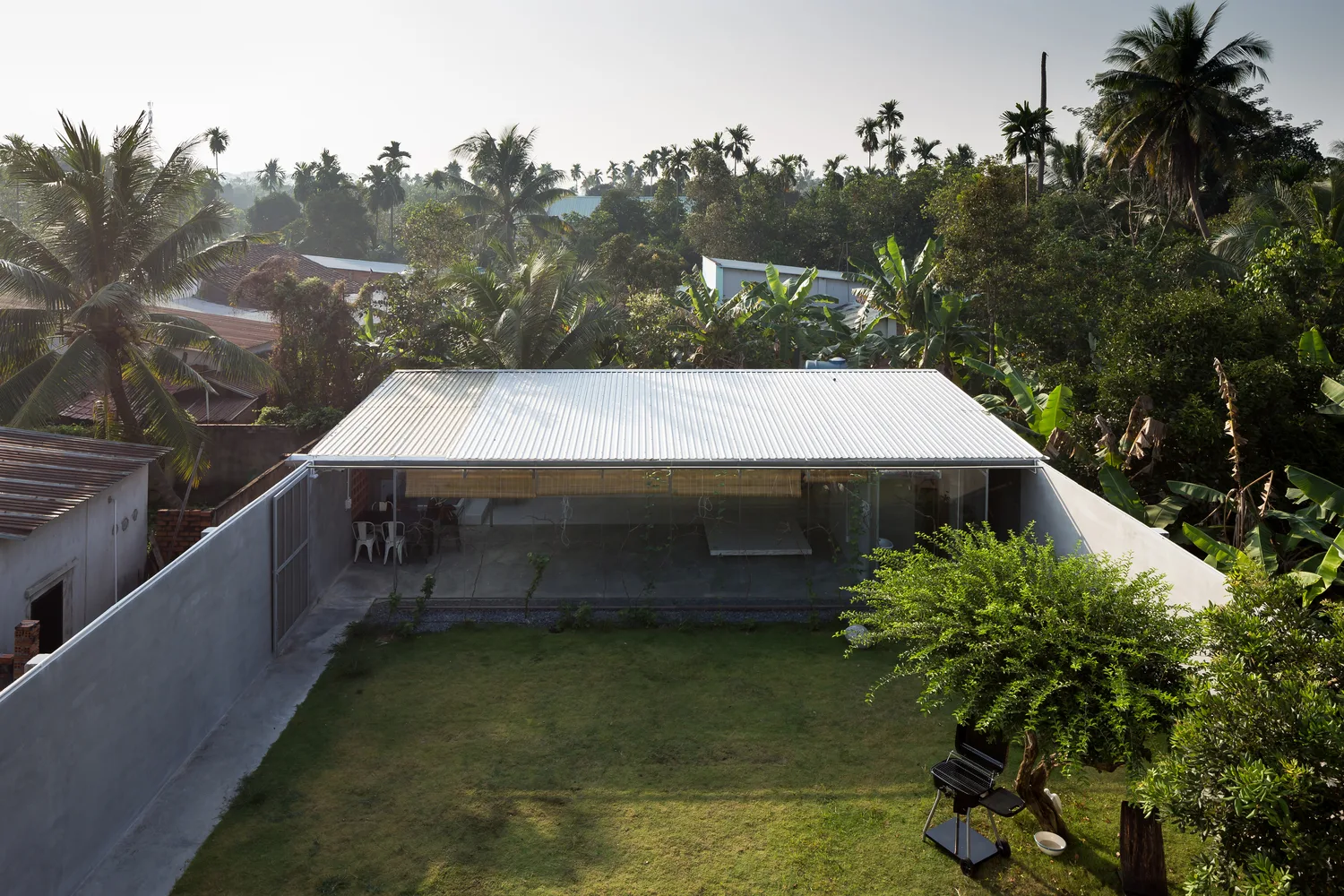 Dạ House, ngôi nhà ở Bình Dương với hồ nước trong xanh, xóa nhòa khoảng cách giữa con người và thiên - Ảnh 2