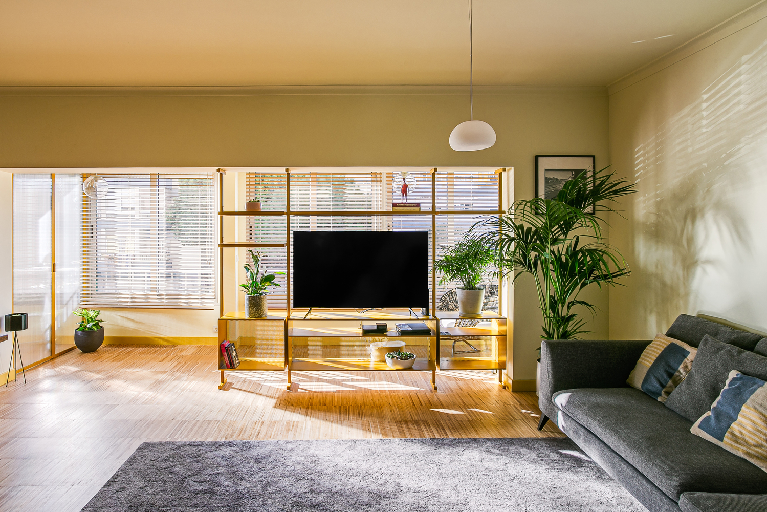 Làm thế nào để thiết lập vị trí đặt TV cho phù hợp với không gian phòng khách? - Ảnh 1