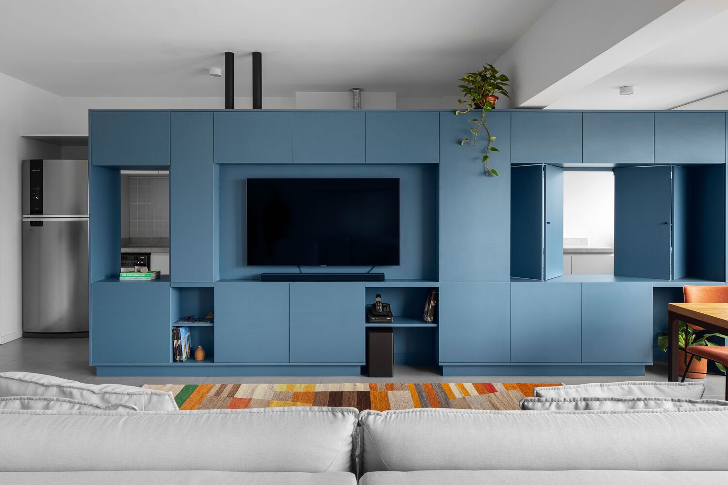 Làm thế nào để thiết lập vị trí đặt TV cho phù hợp với không gian phòng khách? - Ảnh 7