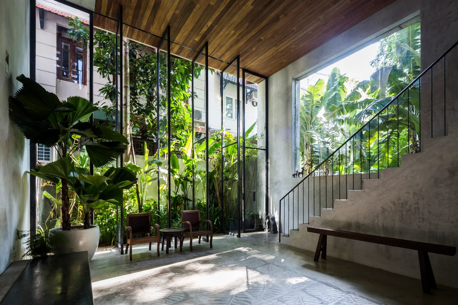 Thông House, ngôi nhà trang trí với họa tiết chiếc lá, kết nối với thiên nhiên giữa 