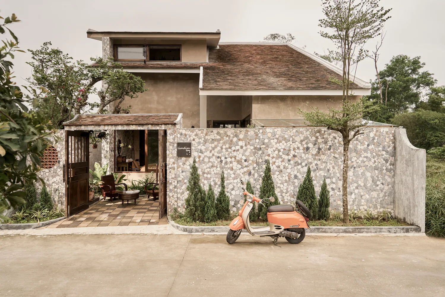 Người con xứ Huế xây ngôi nhà hoài cổ, an yên với mái ngói bằng đất sét đậm chất làng quê dành tặng  - Ảnh 1