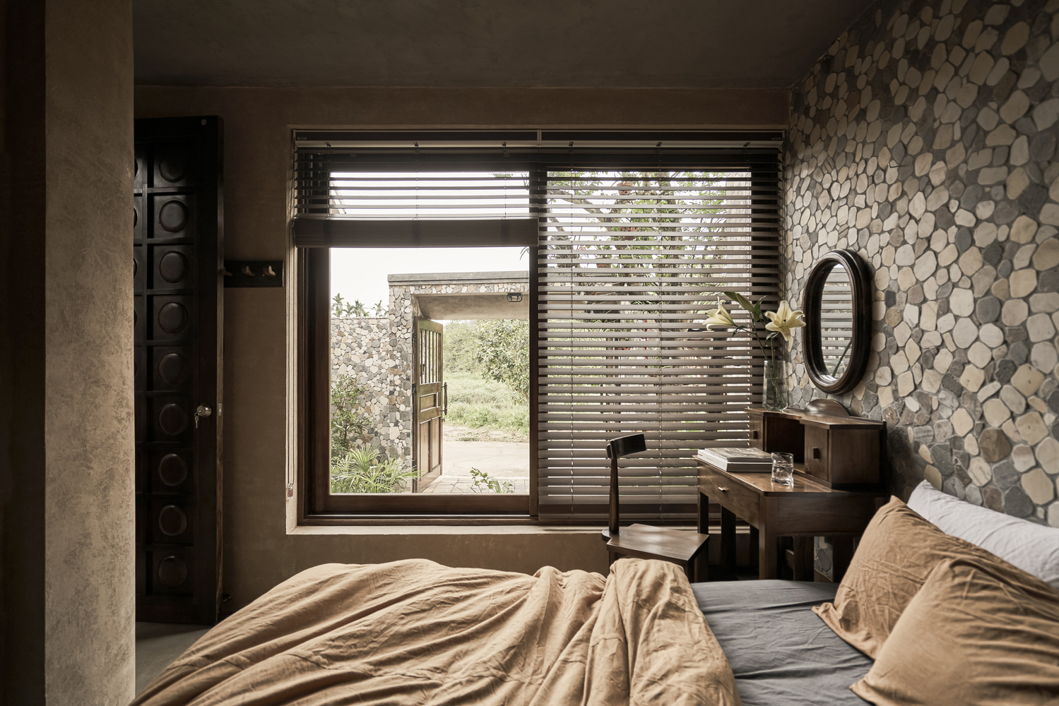 Người con xứ Huế xây ngôi nhà hoài cổ, an yên với mái ngói bằng đất sét đậm chất làng quê dành tặng  - Ảnh 14