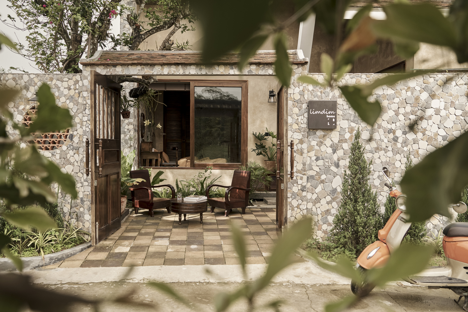 Người con xứ Huế xây ngôi nhà hoài cổ, an yên với mái ngói bằng đất sét đậm chất làng quê dành tặng  - Ảnh 2