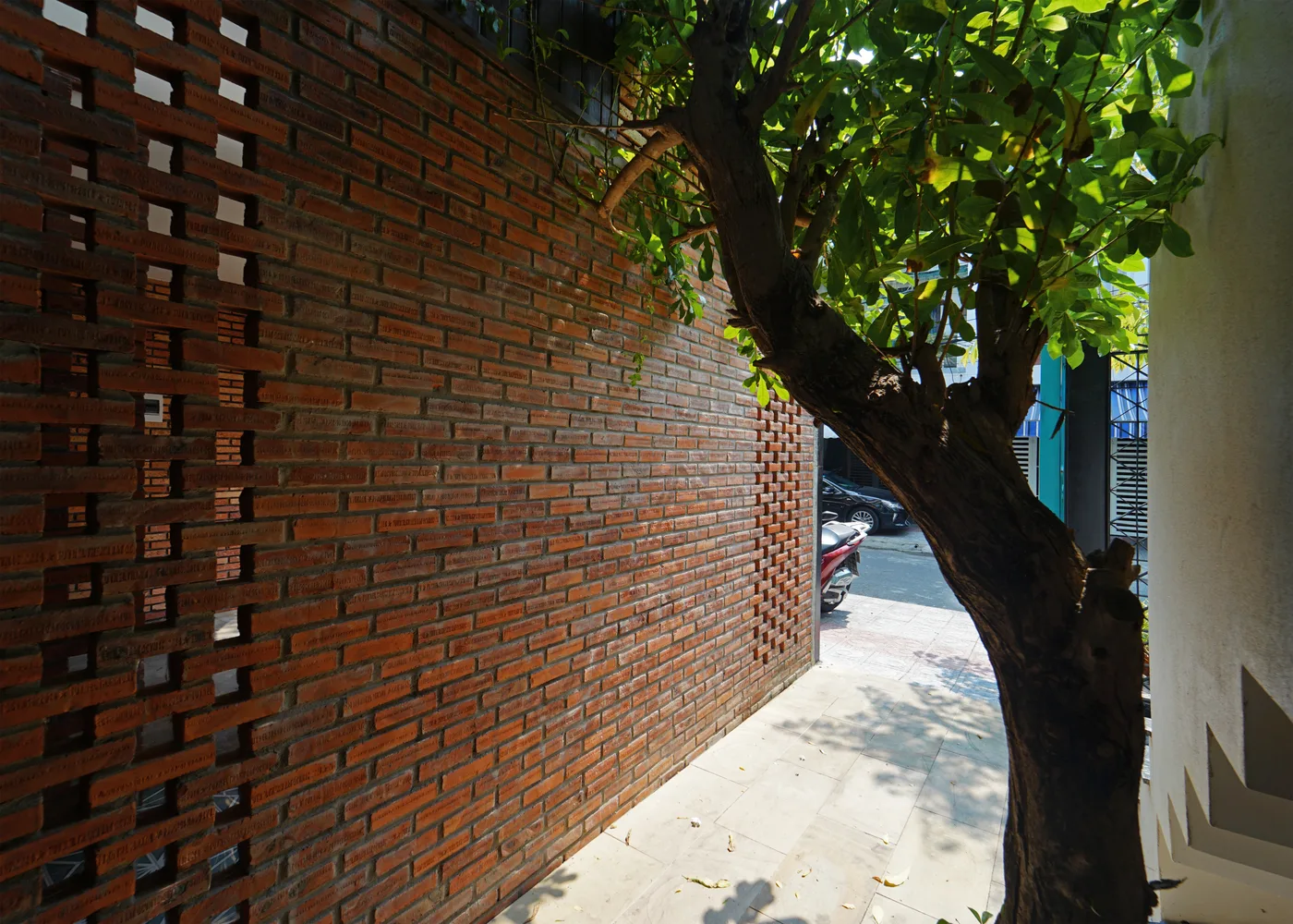Nhà Mộc, ngôi nhà Đà Nẵng ấn tượng nhờ khung cửa mái vòm cùng vật liệu gạch thô ấm áp - Ảnh 3