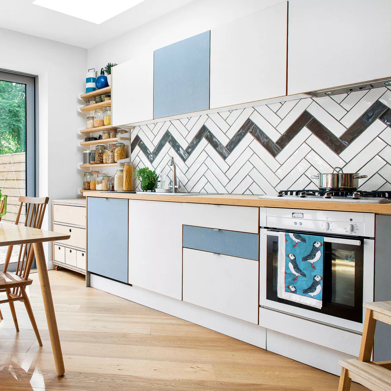 5 ý tưởng sắp xếp bố cục gạch ốp backsplash cho phòng bếp linh hoạt và độc đáo - Ảnh 1