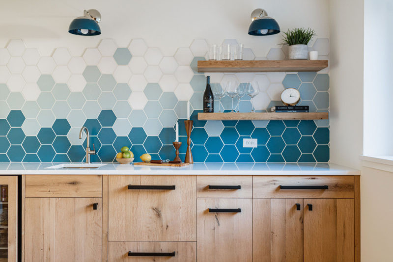 5 ý tưởng sắp xếp bố cục gạch ốp backsplash cho phòng bếp linh hoạt và độc đáo - Ảnh 5