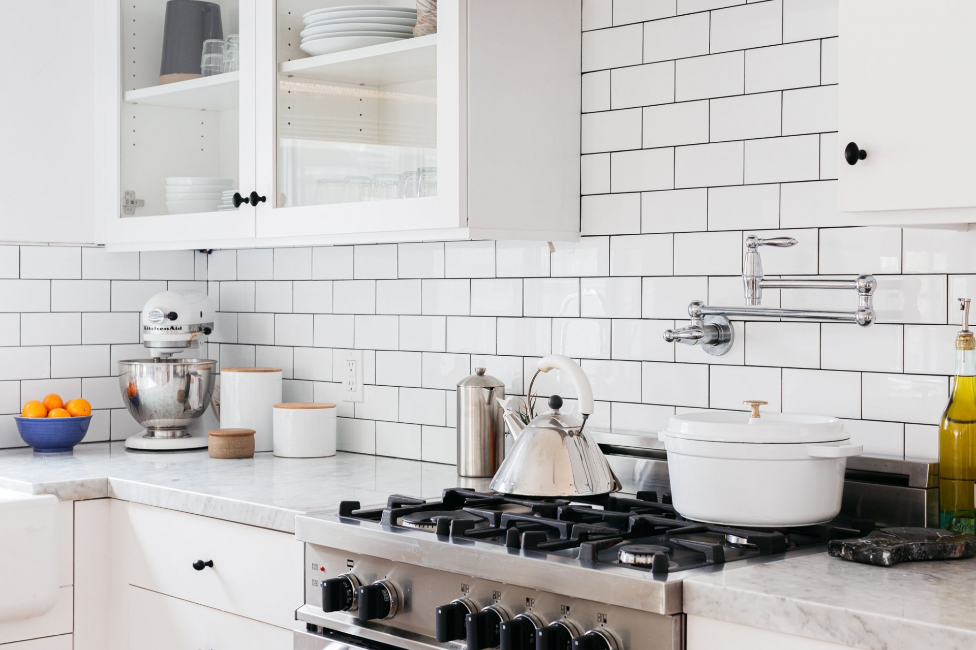 5 ý tưởng sắp xếp bố cục gạch ốp backsplash cho phòng bếp linh hoạt và độc đáo - Ảnh 1